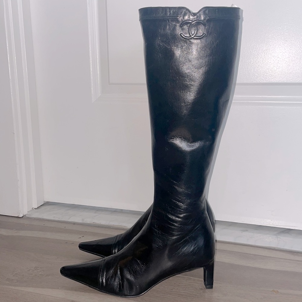 Knee-high Buttery Leather Classic Chanel Logo Boots! Gorgeous!